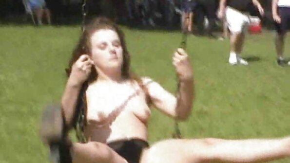 Įdegusi brunetė dulkinasi su žmogumi prie baseino ir gauna cum ant veido.