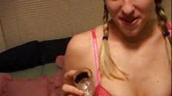 Mergina žiūrėjo pornografiją su vaikinu, taip pat norėjo sekso.