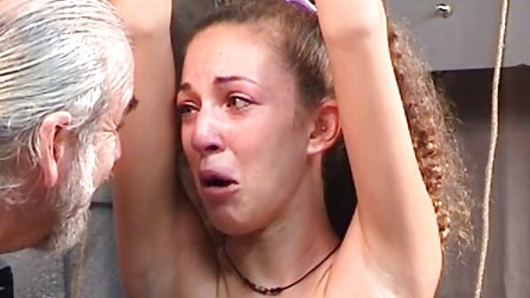 Analinė pornografija su gražia figūra mergina su dideliu peniu alyvuotame užpakalyje.