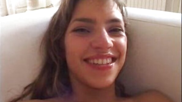 Žaisminga blondinė bako viršuje sucks didelis Gaidys, gauna pūlingas pakliuvom ir nuryja cum.